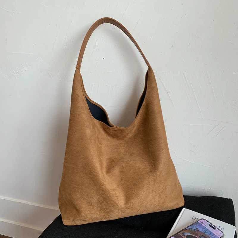 Womens Casual Commuting LargeCapacity Trendy Bag 2025 New Autumn and Winter Style Casual Shoulder Crossbody Bag Tote Bucke Z250911