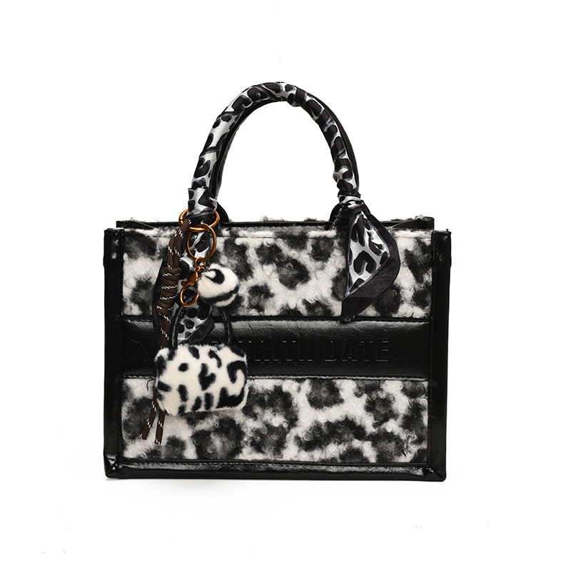 new Free shipping designer ladies handbag Simple and casual women's handbag with fashionable layering