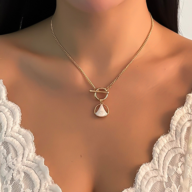 New Design Sense Collarbone Chain Fan-shaped Pendant Necklace for Women Fashionable Geometric Niche Simple Elegant