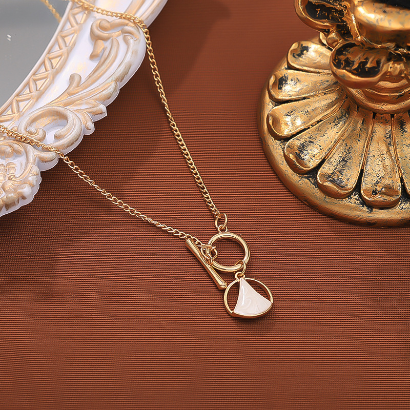 New Design Sense Collarbone Chain Fan-shaped Pendant Necklace for Women Fashionable Geometric Niche Simple Elegant