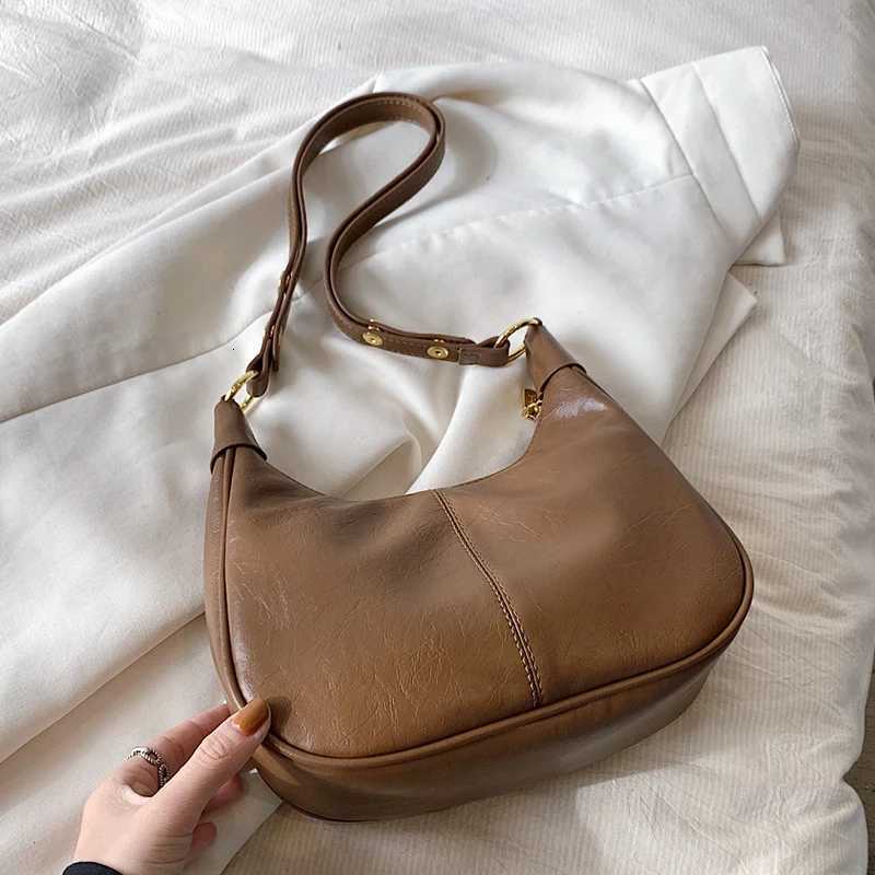 Classic and atmospheric daily simple and minimalist solid color trendy womens crossbody bag multifunctional womens outdoor da Z250911