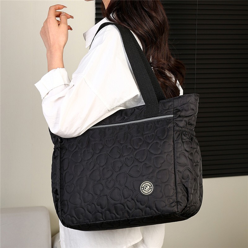 Korean Style Fashion Heart Embroidery Handbag Luxury Bag Large Capacity Solid Free Shipping Color Simple Shoulder Bag Designer Bag Outdoor Middle Aged