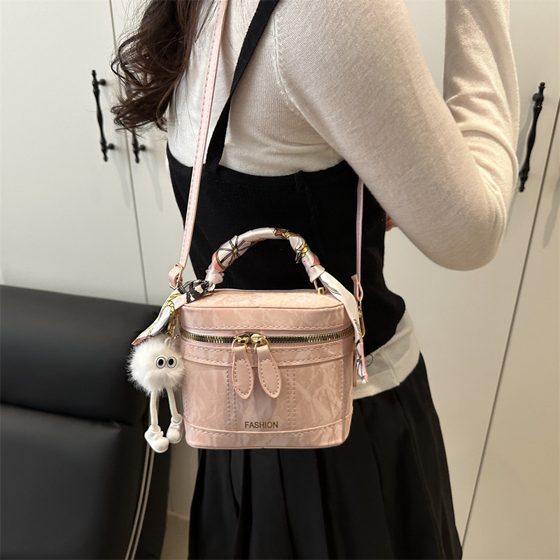 2025 autumn new fashionable shoulder bag, niche design, versatile trend, light luxury, elegant women's handbag designer bag