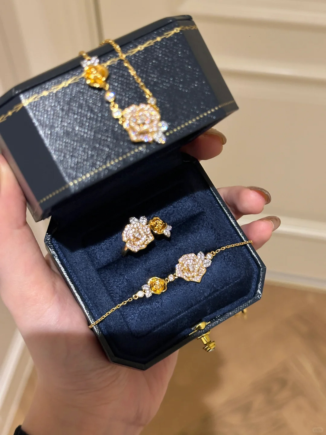 Luxury Brand Designer Jewelry Xiaohongshu Same Style Rose Camellia Inlaid Diamond Bracelet For Women 2024 Little Style Versatile Luxury Rose Flower