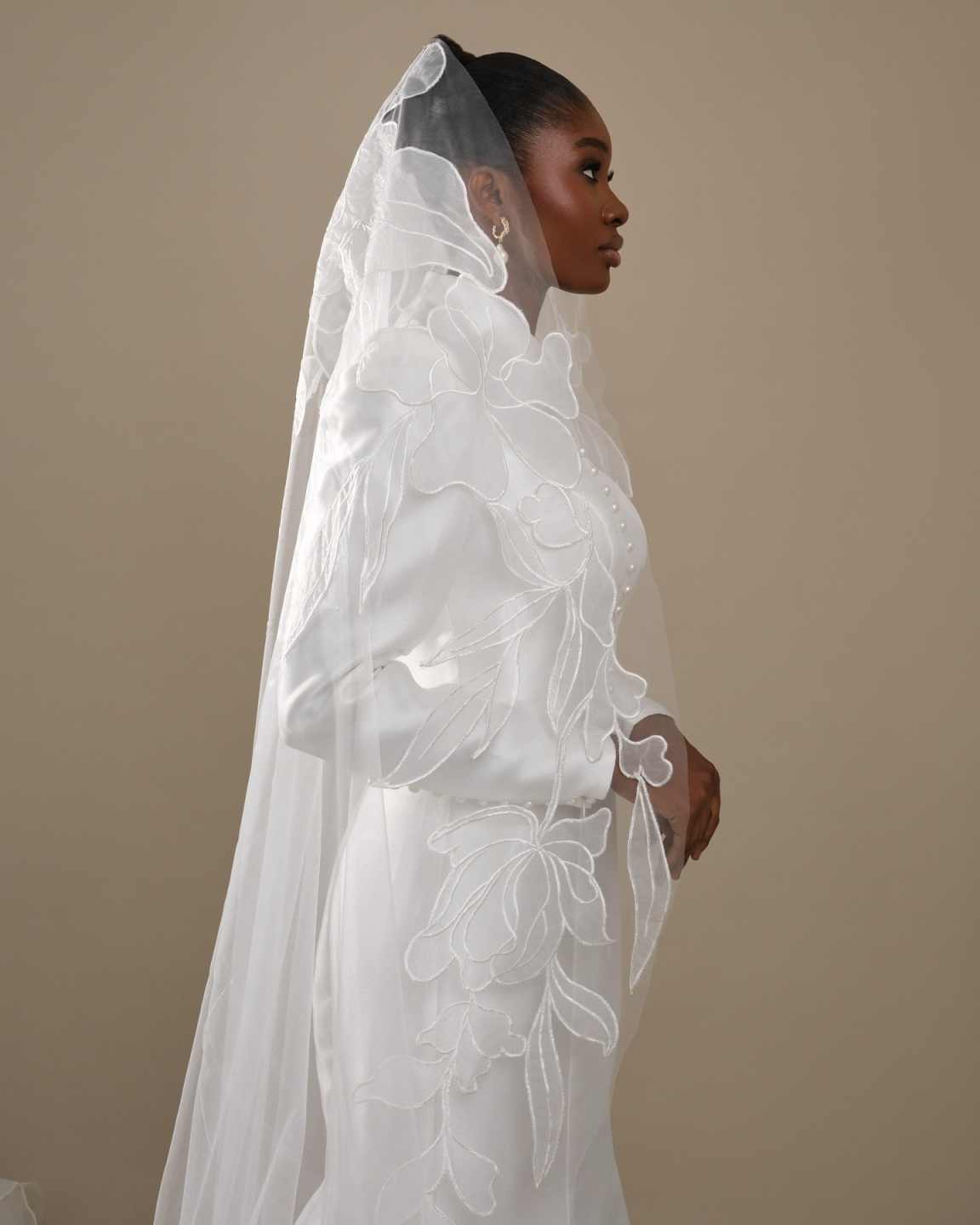 Simple Pearls Wedding Veil Appliques 1 Layer Long Chapel Length Bride Veils With Comb Customized Bridal Accessories High Quality