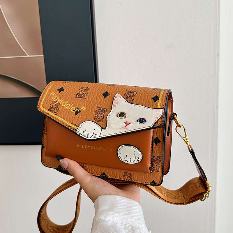 Fashion Designer Bags Crossbody Bag 2025 New Cute Cartoon Cat Printed Trendy Small Square Bag for Women Single Shoulder Crossbody Wide Strap Bag Commu