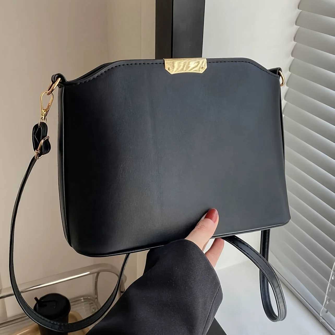 Minimalist Crossbody Bag Stylish Metal Decor Bucket Bag Simple Shoulder Bag for Women Bag Shell Handbags Purses Z250911