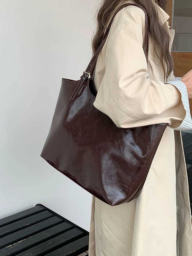 2025 New AutumnWinter Vintage Large Capacity Shoulder Bag Fashion and Leisure College Style Womens Daily Commuting Bag Z250911