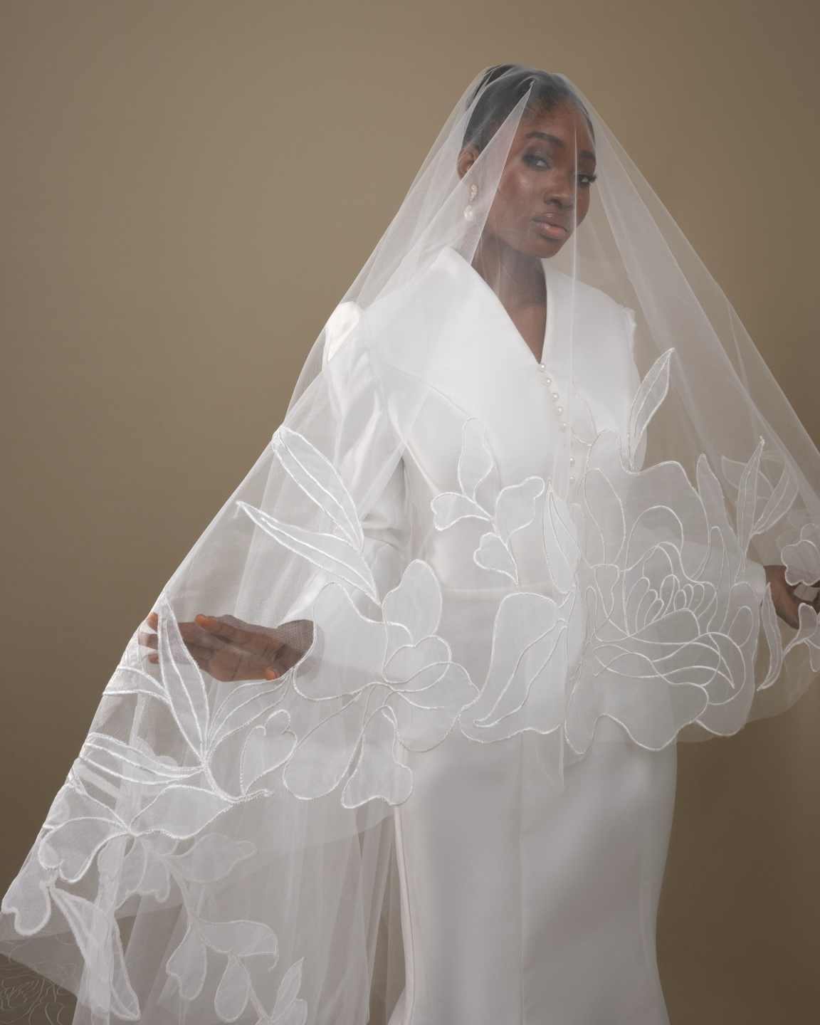 Simple Pearls Wedding Veil Appliques 1 Layer Long Chapel Length Bride Veils With Comb Customized Bridal Accessories High Quality