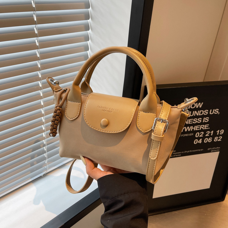 Free delivery designer bags Large capacity tote bag women retro armpit bag commuting handbag shoulder bag Sleek white black