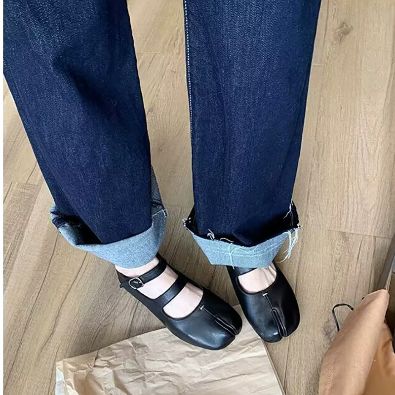 Toe split style women's shoes autumn new designer women's shoes double row straight buckle with Japanese style pig hoof flat bottom shallow 