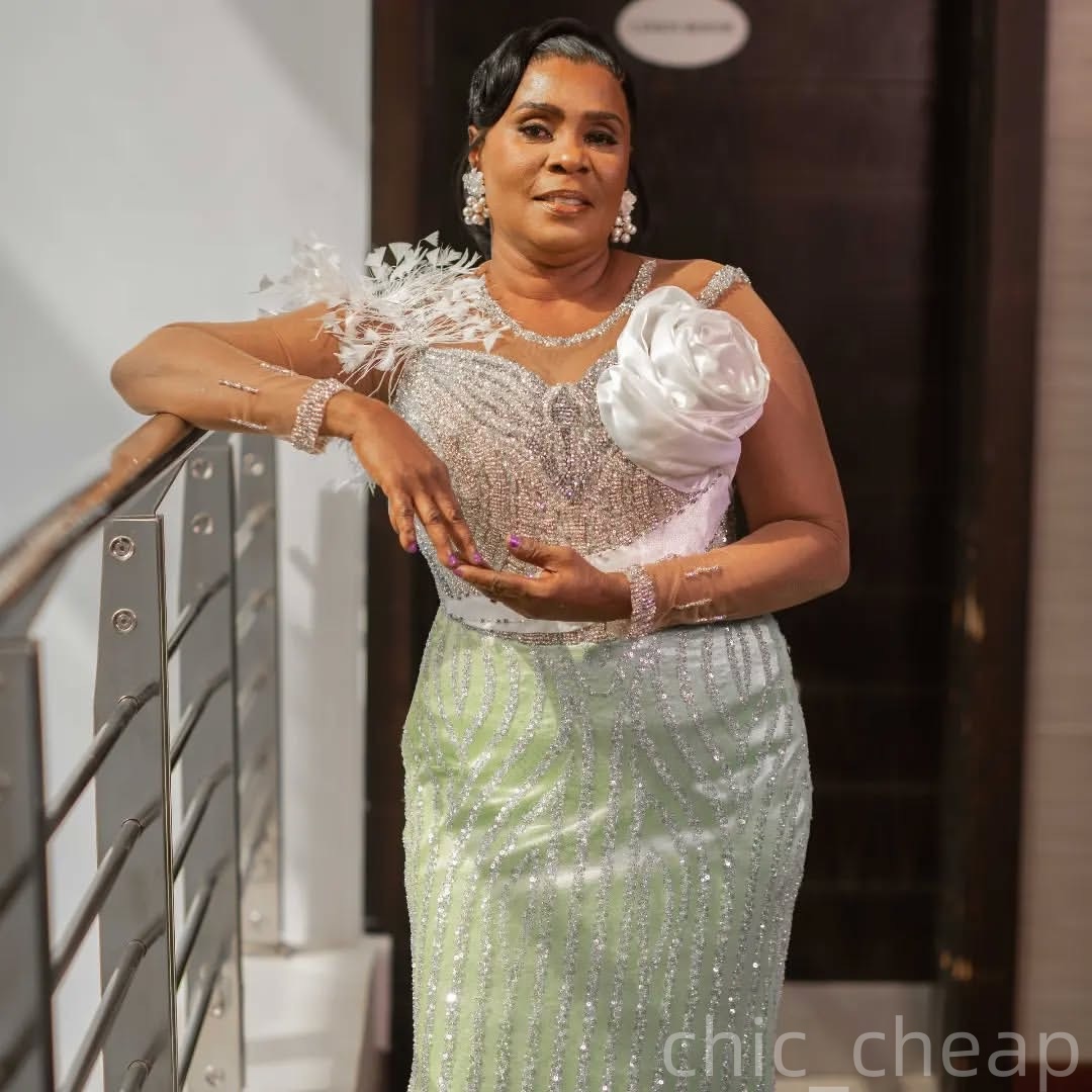 2025 Plus Size Mint Mermaid Mother Of Bride Dresses Feather Flower Beaded Prom Evening Party Mamas Dress Vintage 50s Birthday Wedding Guest Groom Moth