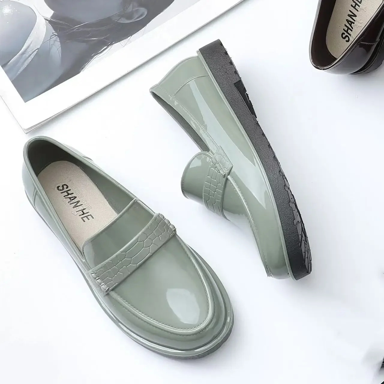 Womens Low Heel Shallow Rain Shoe Soft Sole Non Slip On Round Toe Lightweight Waterproof Kitchen Work Loafer 250911