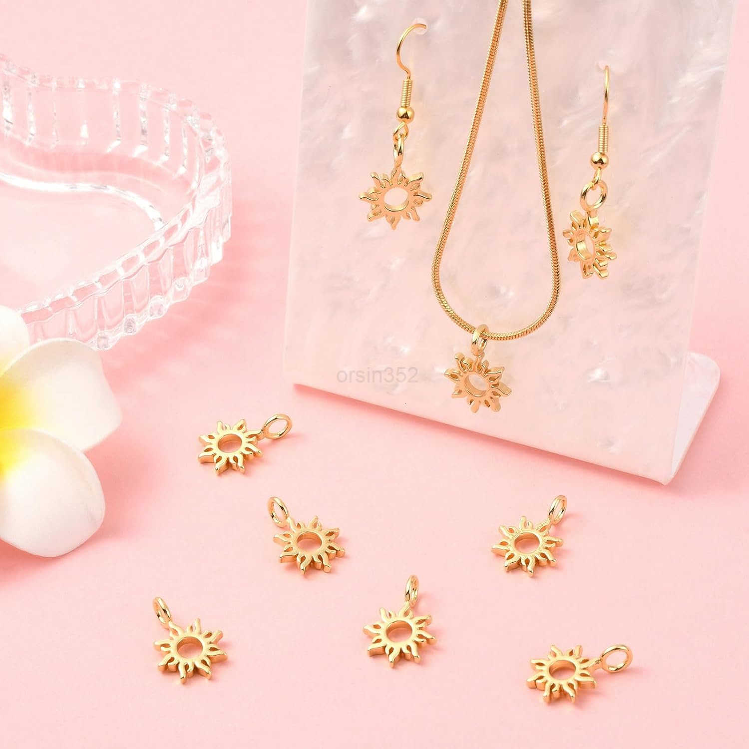 8 Pcs Brass Sun Charms Golden Celestial Charms 14K Gold Plated Sunshine Charms for DIY Craft Keychain Necklace Earring Bag Jewelry MakingW250911