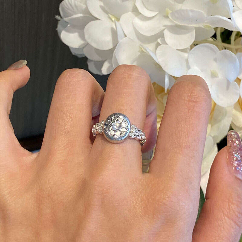 French Light Luxury Buchi Style Brushed Carved Hollow Snowflake High-end Diamond-studded Elegant Niche Ring