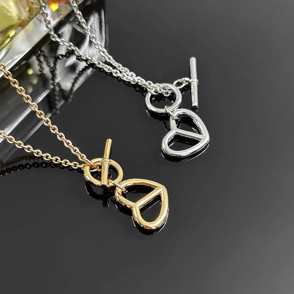 New Aijia OT Buckle Heart Pig Nose Necklace for Women High-end Simple Elegant Heart-shaped Collarbone Chain