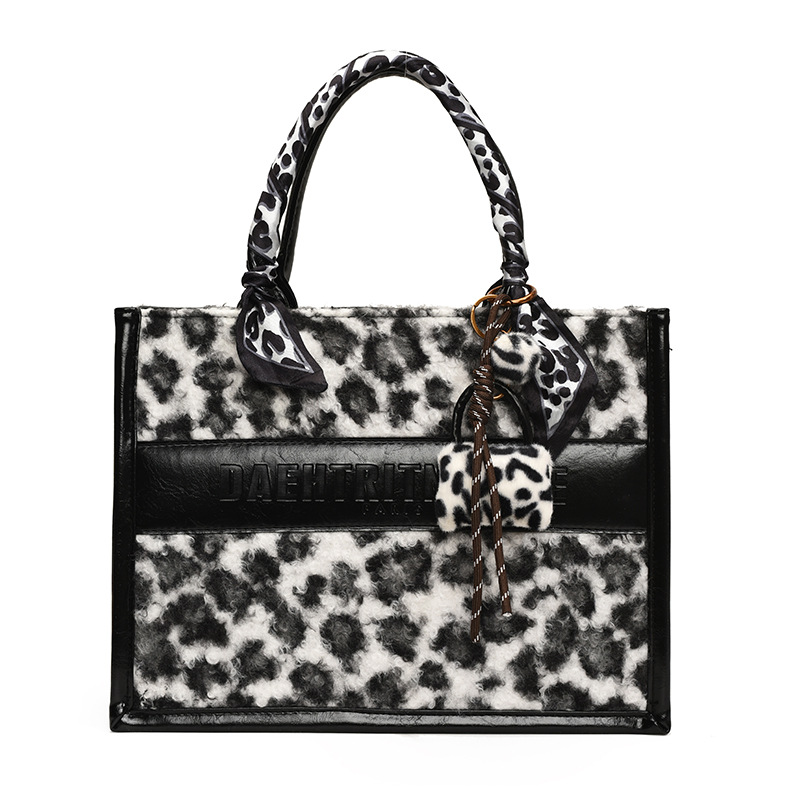 new Free shipping designer ladies handbag Simple and casual women's handbag with fashionable layering