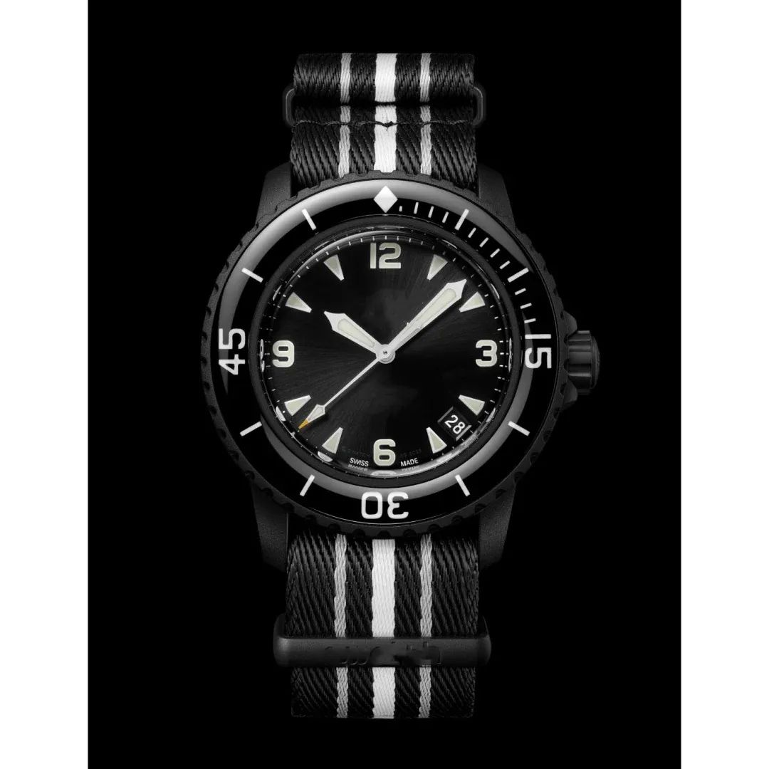 High-quality sports quartz movement men's wristwatch. Made of bioceramic material. Transparent caseback. Lustrous and luminous world time zone.