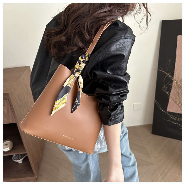 2025 Designer Bags Spring Large Capacity Personality Women's Simple Commuting Shoulder Scarf Tote Bag for Women