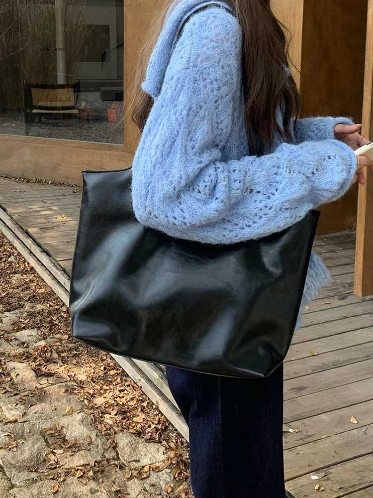 2025 New AutumnWinter Vintage Large Capacity Shoulder Bag Fashion and Leisure College Style Womens Daily Commuting Bag Z250911