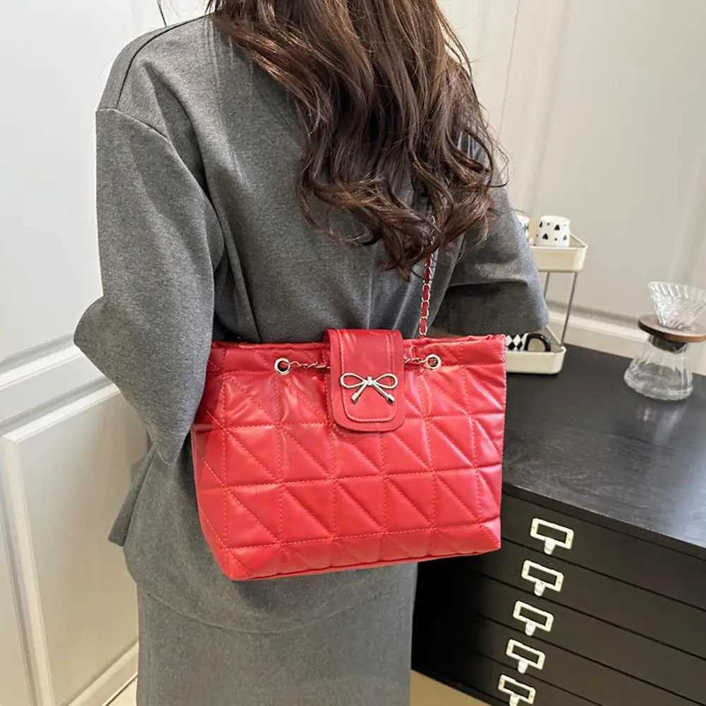 Large Capacity Tote Bag for Women Trendy Shoulder Hobo Hand Carry Aesthetic Chic Versatile Purse for Everyday Essentials Z250911