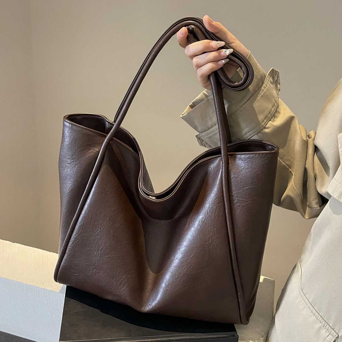 New casual fashion trend large capacity tote bag French niche design daily versatile solid color shoulder bag Z250911
