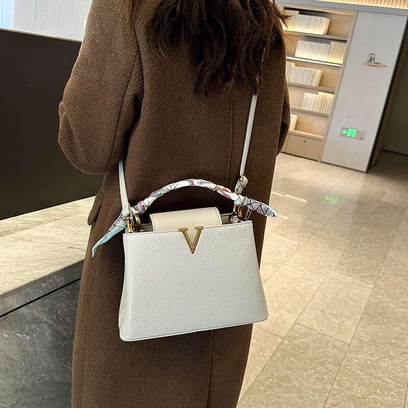 2024 New Lychee Vee Inlaid Gold Edge Tote Light Handbag Single Shoulder Crossbody Large Capacity Women's Bag