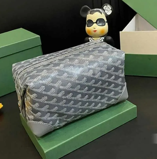 Cosmetic Bags Cases Designer cosmetic bags Medium Clutch makeup bag Luxury Fashion leather toiletry High quality black brown small Shoulder pochette