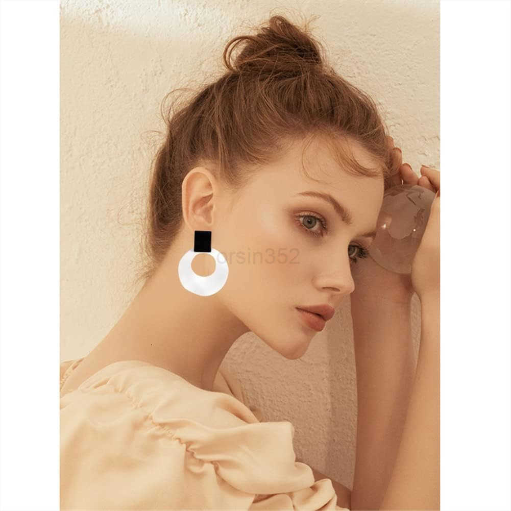 Unique Charm Black White Contrast Asymmetric Geometric Circle Earrings Personalized Fashion Hollow Sparkly Earrings for Women GiftW250911
