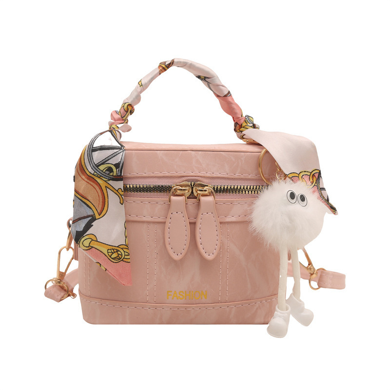 2025 autumn new fashionable shoulder bag, niche design, versatile trend, light luxury, elegant women's handbag designer bag