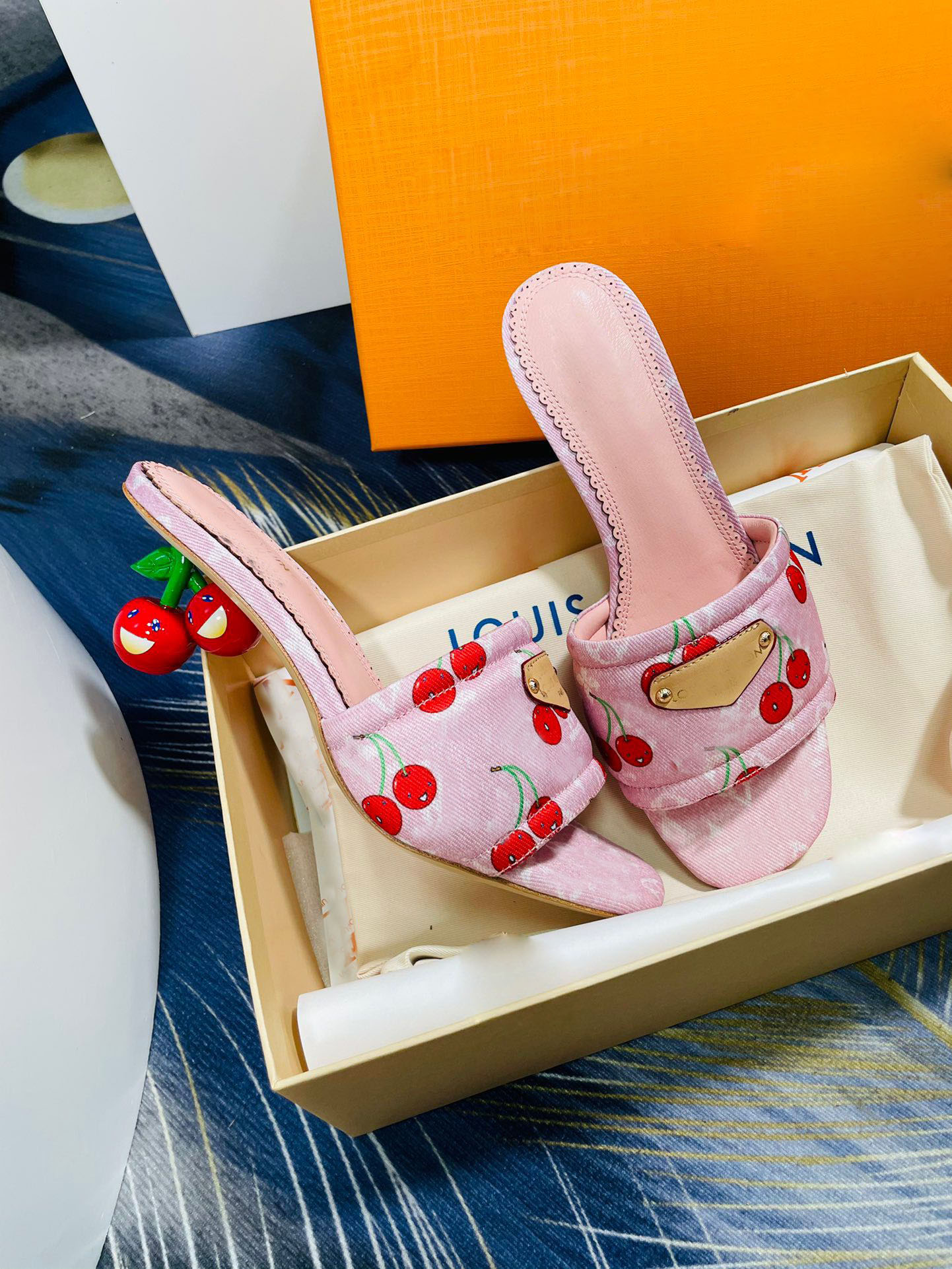 Famous Brand Women Sandals Shoes Brand x TM Lily Mule Cherry Heels Embossed Logo Slip On Slippers Calfskin Leather Low Heels Lady Comfort Walking