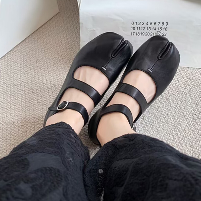 Toe split style women's shoes autumn new designer women's shoes double row straight buckle with Japanese style pig hoof flat bottom shallow 