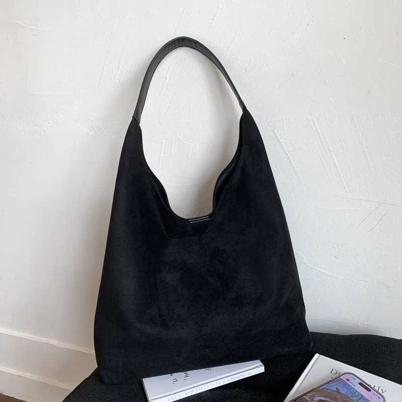 Womens Casual Commuting LargeCapacity Trendy Bag 2025 New Autumn and Winter Style Casual Shoulder Crossbody Bag Tote Bucke Z250911