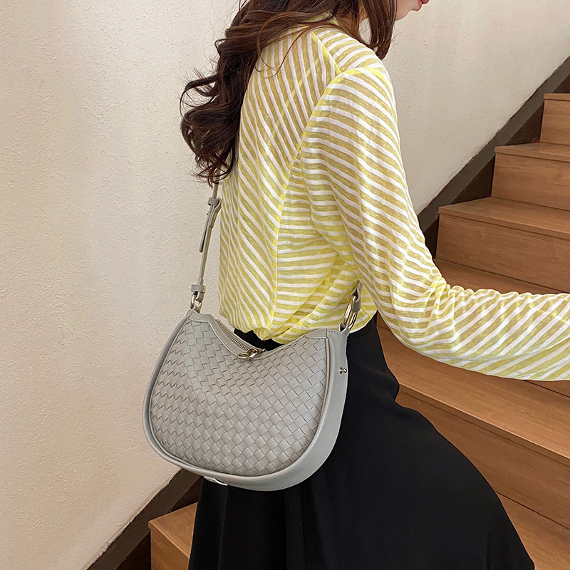 2025 new women's cross-border woven crescent shaped bag luxury bag niche high-end feeling armpit bag designer bag shoulder bag
