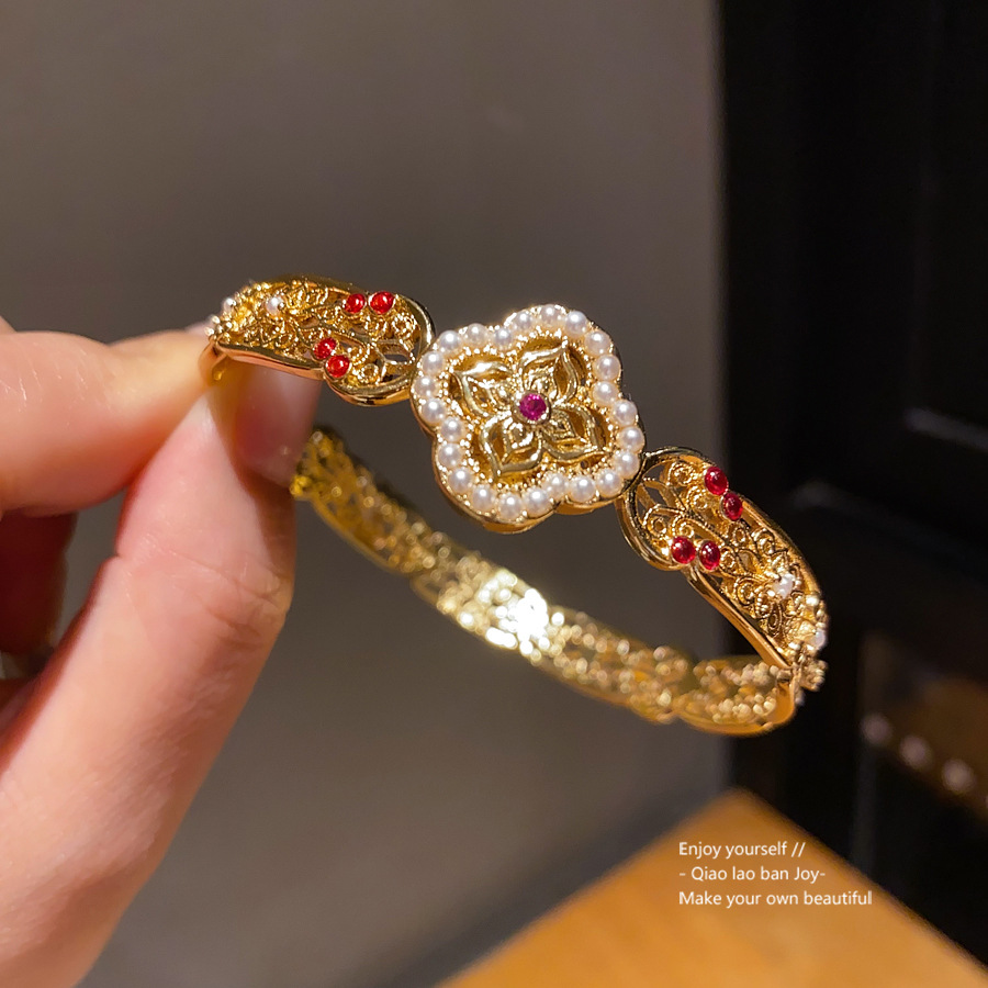 Gold - Toned Bangle With Textured Finish, Sparkly Crystal Accents Delicate Daily & Luxe Jewelry Gift For Her High - Quality And Elegant Accessory
