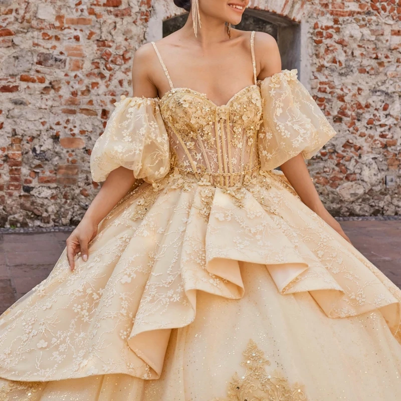Light Champagne Shiny Quinceanera Dresses Ball Gown Spaghetti Strap Applique Lace Beading Crystal Tull Sweet 16 Dress Vestidos 15 De Anos