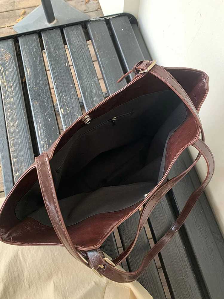 2025 New AutumnWinter Vintage Large Capacity Shoulder Bag Fashion and Leisure College Style Womens Daily Commuting Bag Z250911