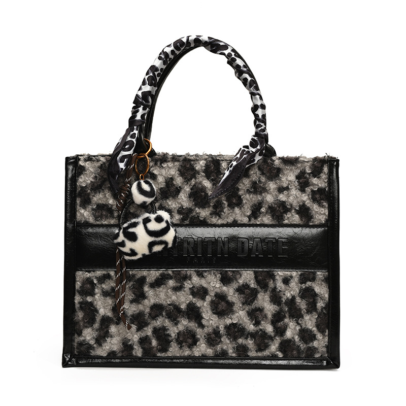 new Free shipping designer ladies handbag Simple and casual women's handbag with fashionable layering