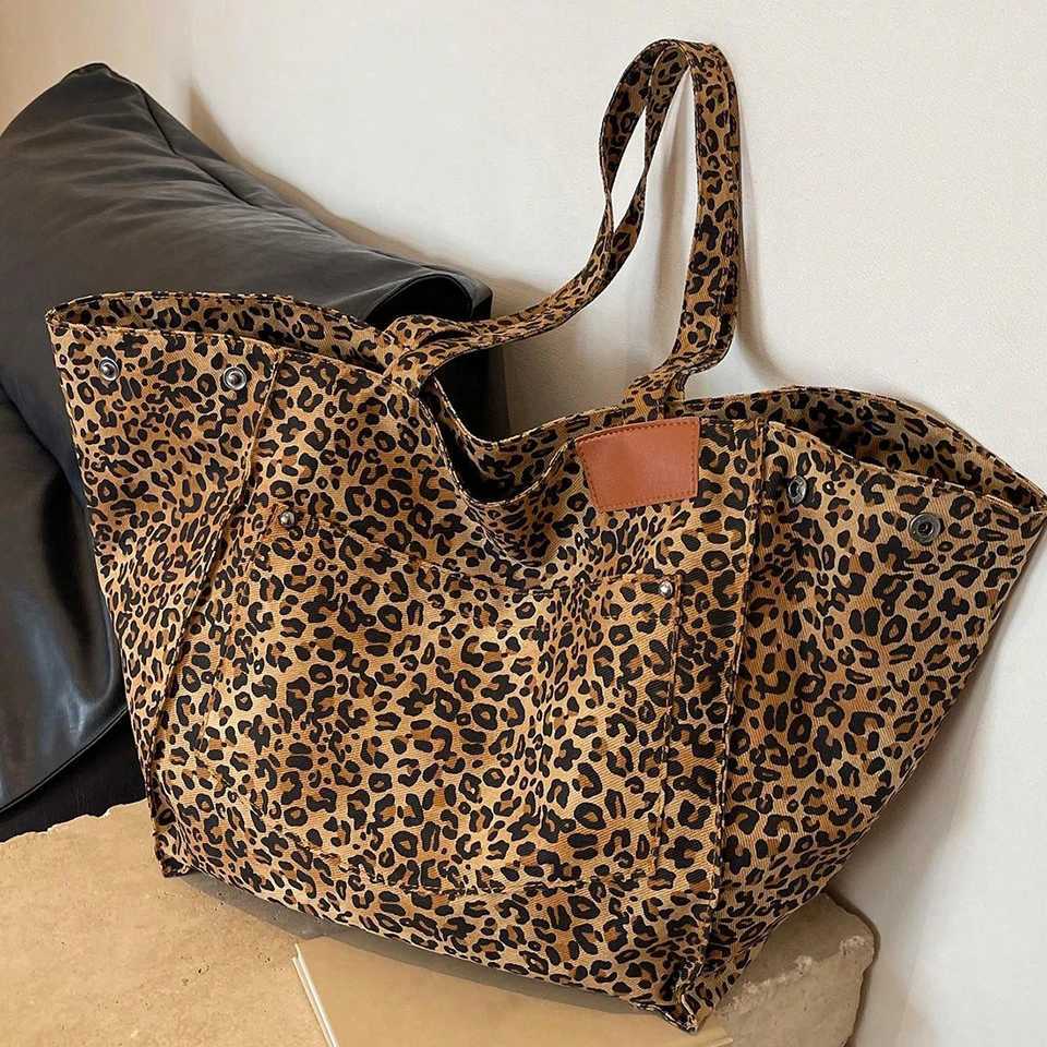 Fashionable and personalized largecapacity tote bag multifunctional leopard random print shoulder bag W250911