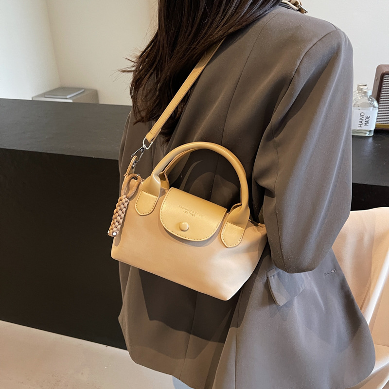 Free delivery designer bags Large capacity tote bag women retro armpit bag commuting handbag shoulder bag Sleek white black