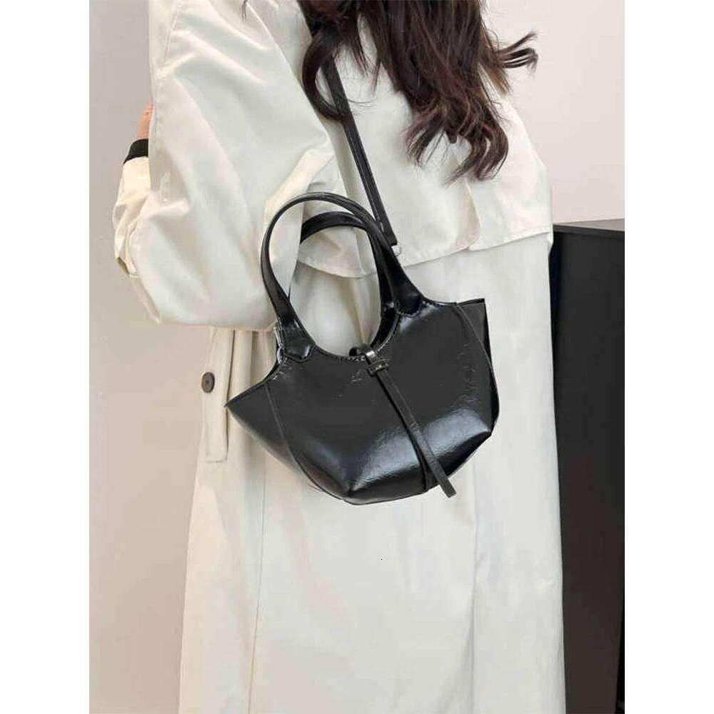 New Women Commuter Small Bucket Bags Classic Red PU Leather Lady Crossbody Bag Simple Female Handbags