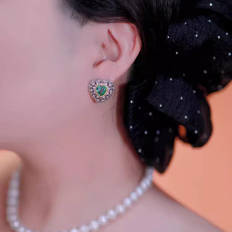 Choucong Stud Earrings Vintage Jewelry 925 Sterling Silver Heart Cut Emerald CZ Diamond Gemstones Party Elegant Women High Quality Women Wedding Earri