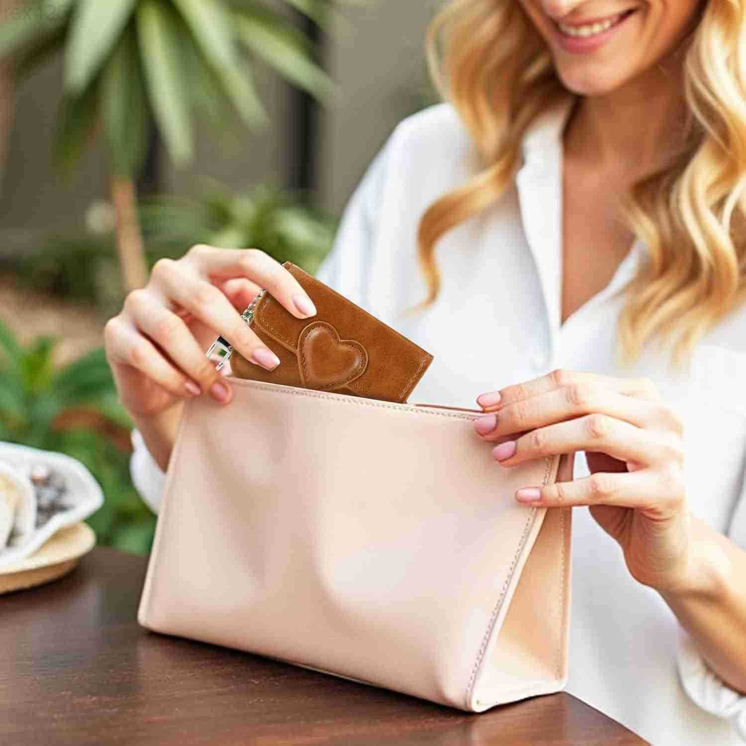 Credit Card Wallet PU Leather Slim Credit Card Holder for Women with Key Chain Fashion Heartshaped Small Card Holder Wallet Coin Change Purse for Shop