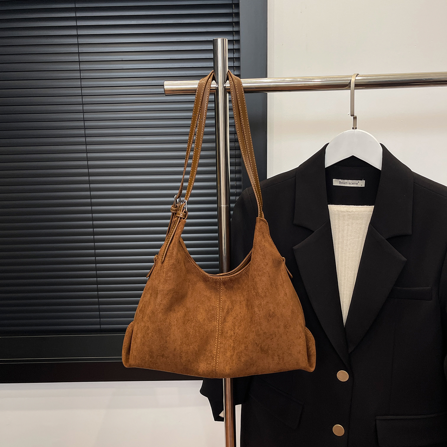 Ladies' fashionable shoulder bag with simple design, daily multifunctional small square, ladies' high-end elegant classic crossbody bag, lux