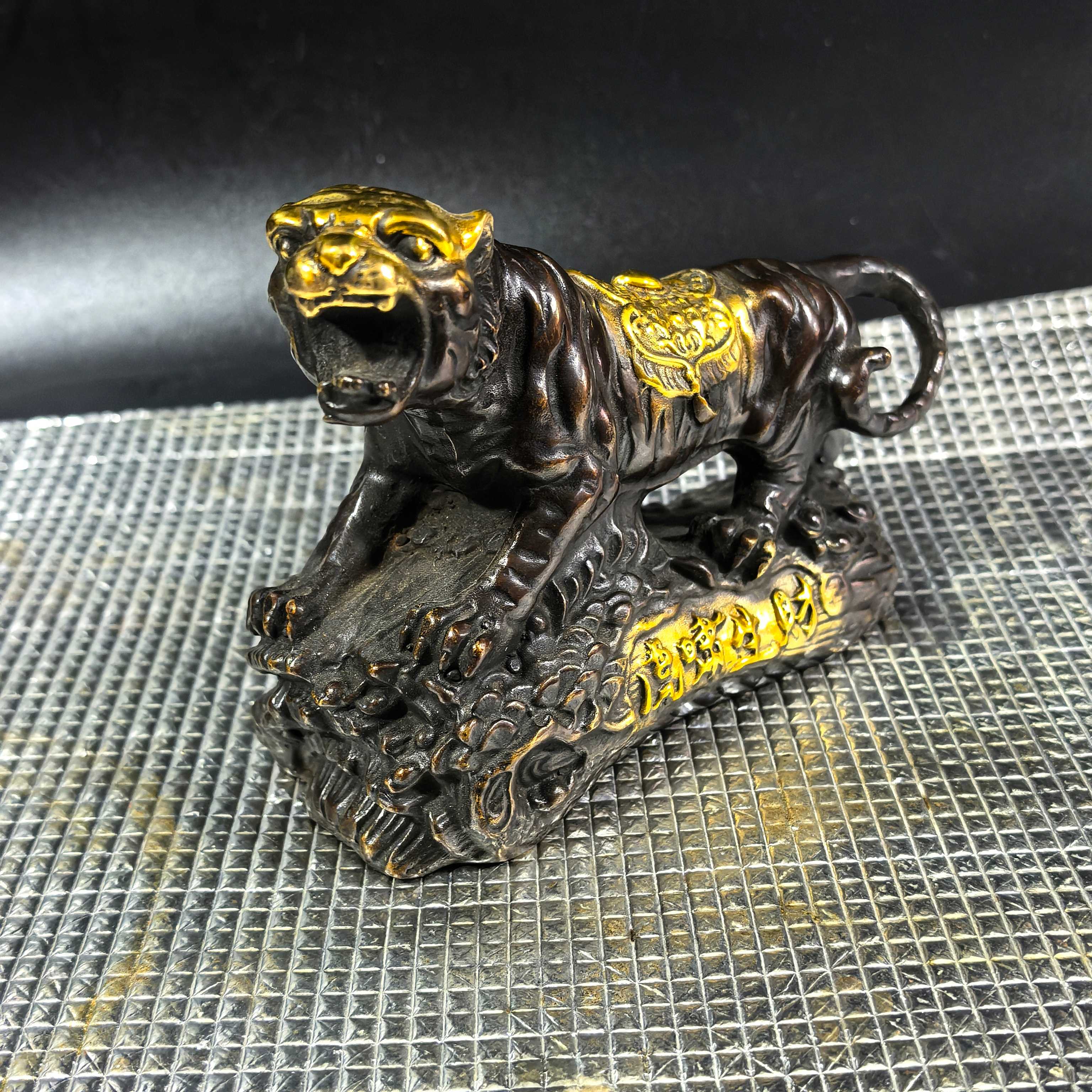 Antique collection of gilded bronze tiger zodiac tiger roaring to bring wealth up the mountain tiger fierce tiger ornaments tiger year of the tiger au
