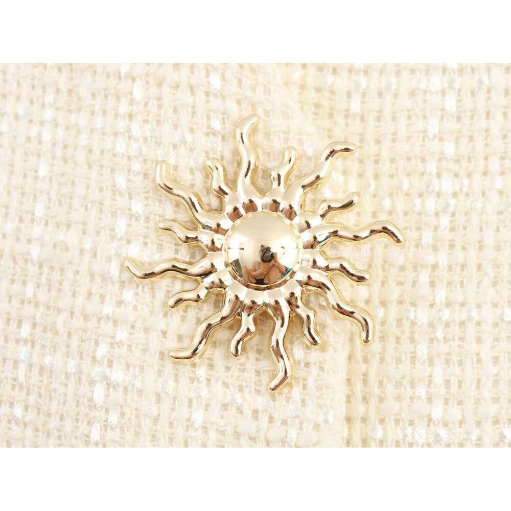 DHEssentials 2025 New Fashionable Elegant Women's Clothing with Unique Buckle Decoration, Little Chanel Style V-Neck Top