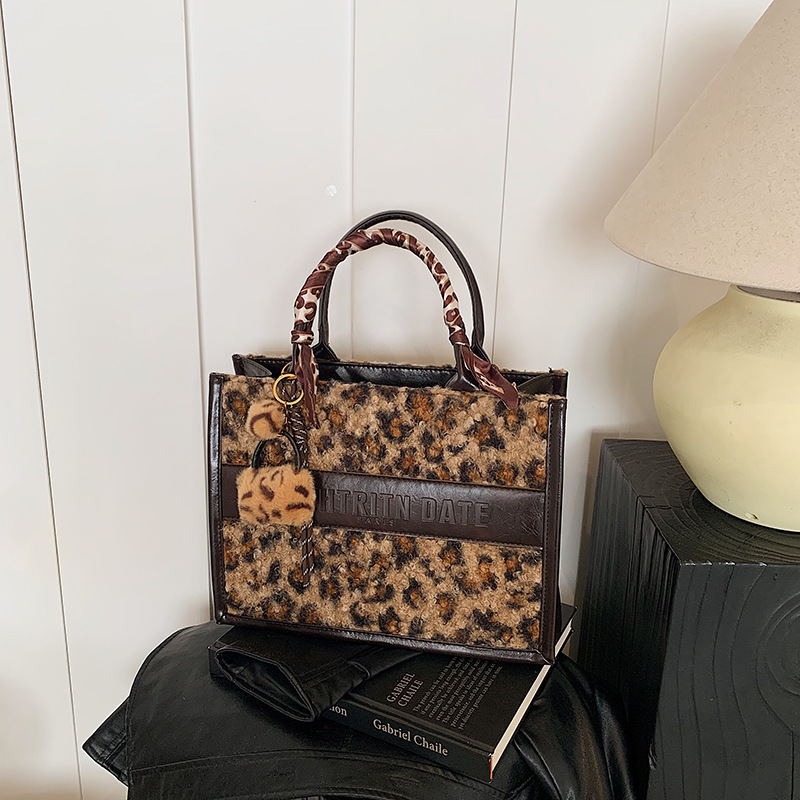 new Free shipping designer ladies handbag Simple and casual women's handbag with fashionable layering