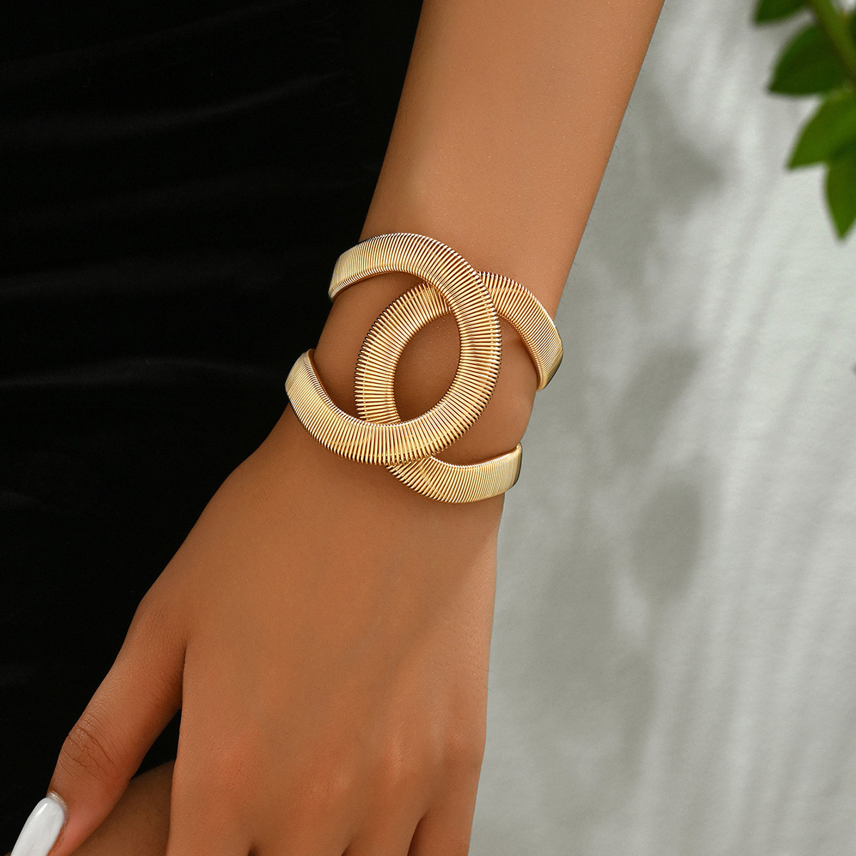 Luxury Brand Designer Jewelry Minimalist Exaggerated European And American Style Women's Bracelet Jewelry Personality Spring Folding Wrap Design 