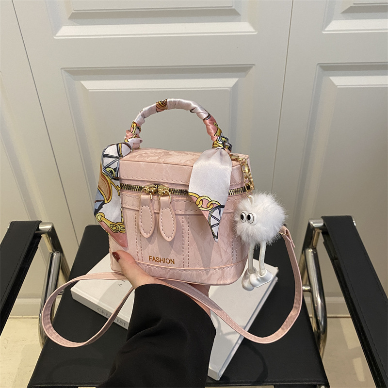 2025 autumn new fashionable shoulder bag, niche design, versatile trend, light luxury, elegant women's handbag designer bag