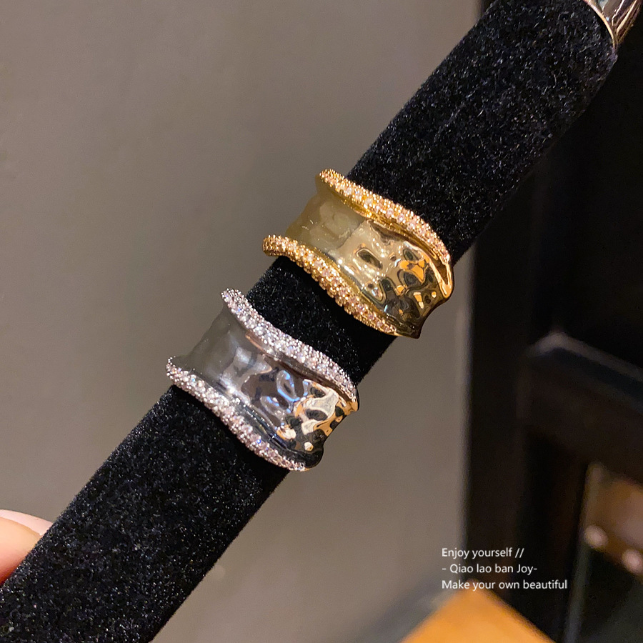 Gold - Toned Ring With Sparkly Crystal Pave Edges, Unique Textured Central Design Luxe Daily & Stylish Jewelry Gift For Her High - Quality And Eye - C